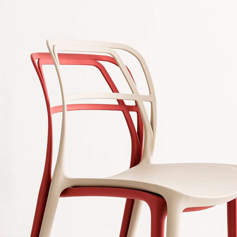 Design moderno colorato backrest senza braccio fisso esterno semplice sedia da pranzo in plastica in plastica